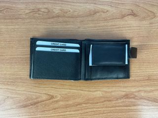 Cartera de piel marrón con bandera de España