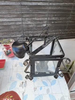 Lámpara de hierro negra y cristal