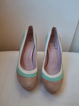 Zapatos SINELA de Ante Beige y Tacón Charol