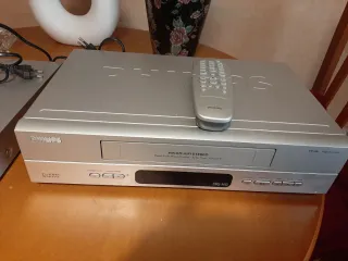 3 aparatos:1.VHS Philips+2.Repro.DVD+ 3.descod.TDT