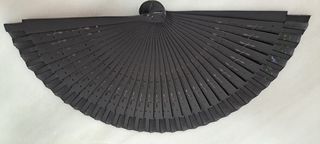 Abanico de madera negro con flores