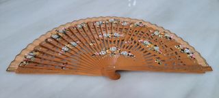 Abanico de madera calada