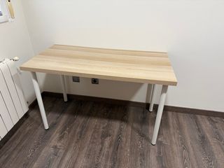 Mesa de madera y metal