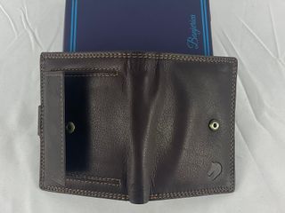 Cartera de piel marrón oscuro con cierre