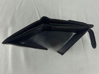 Cartera de piel marrón oscuro con cierre