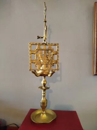 Lámpara de aceite antigua de latón