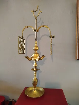 Lámpara de aceite antigua de latón