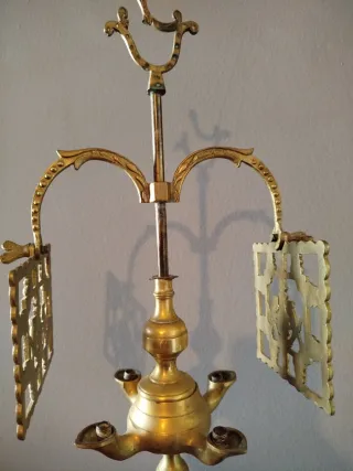 Lámpara de aceite antigua de latón