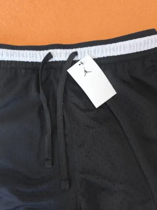 Bermuda Jordan Negra con Blanco