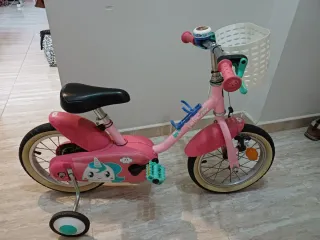 Bicicleta infantil rosa con cesta