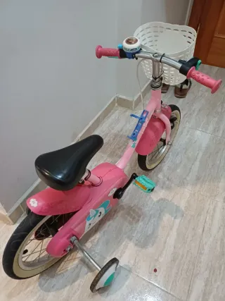 Bicicleta infantil rosa con cesta