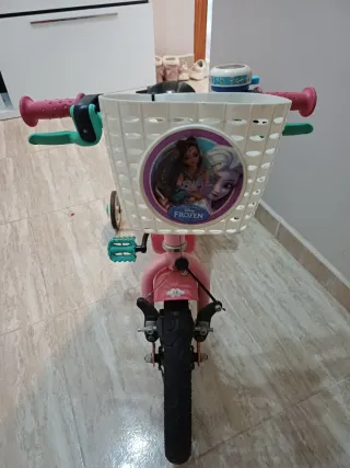 Bicicleta infantil rosa con cesta