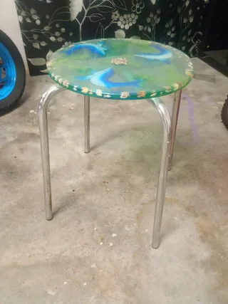 Taburete de cristal con delfines