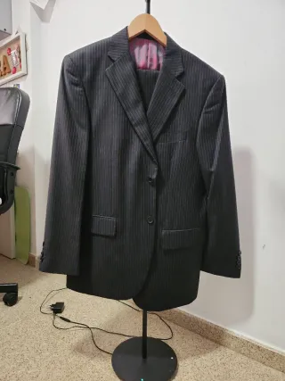 Traje de chaqueta pantalón y chaqueta negro y raya