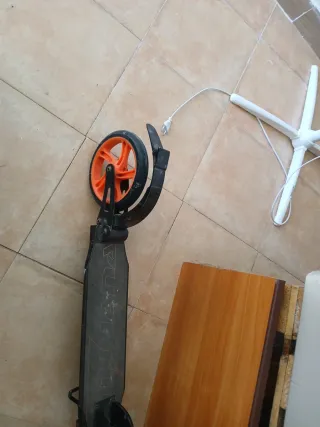 Patinete plegable con ruedas naranjas