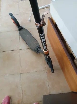 Patinete plegable con ruedas naranjas