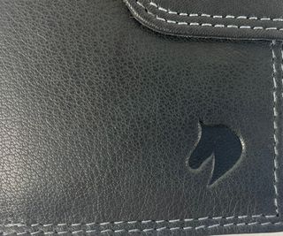Cartera de piel negro con cierre,