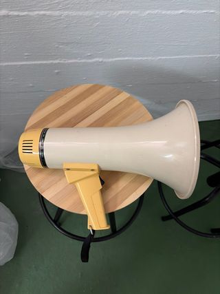 Altavoz Beige y Amarillo