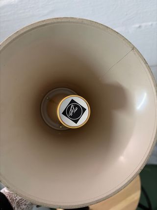Altavoz Beige y Amarillo