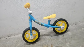 Bicicleta de equilibrio azul y amarilla toy story