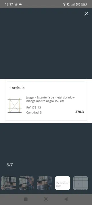 Estantería negra y dorada