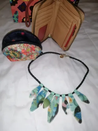 Cartera Marrón con Monedero y Cadena