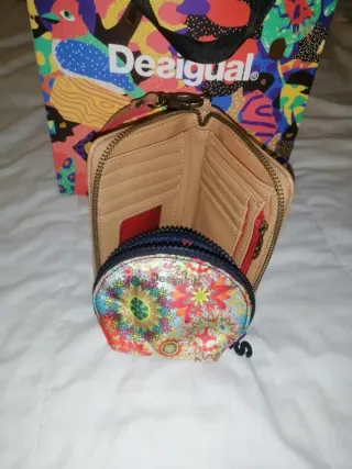 Cartera Marrón con Monedero y Cadena