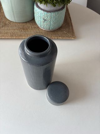 Bote decorativo de cerámica gris