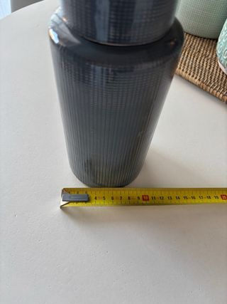 Bote decorativo de cerámica gris