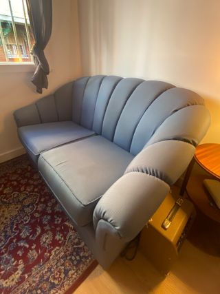 Sofá azul acolchado 2 plazas estilo retro