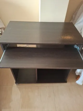 Mesa de ordenador de madera oscura