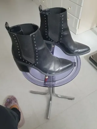 Botines negros de piel con tachuelas