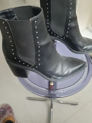 Botines negros de piel con tachuelas