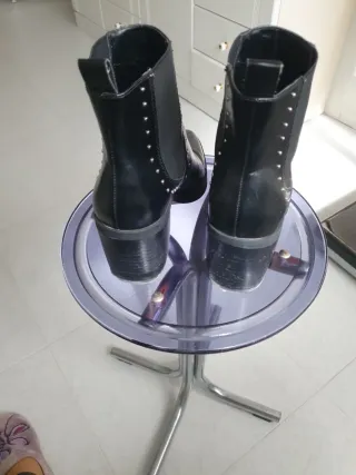 Botines negros de piel con tachuelas