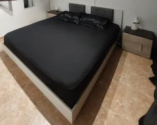 Cama King Size con Base, Colchón y Mesitas