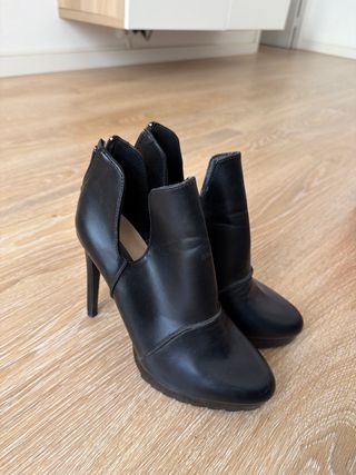 Botines de tacón aguja negros.