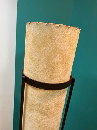 Lámpara de pie alta beige y marrón