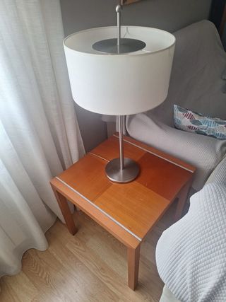 Mesa auxiliar madera y lámpara salón