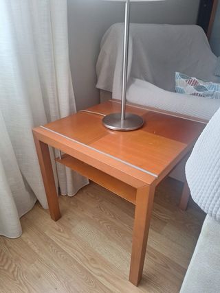 Mesa auxiliar madera y lámpara salón