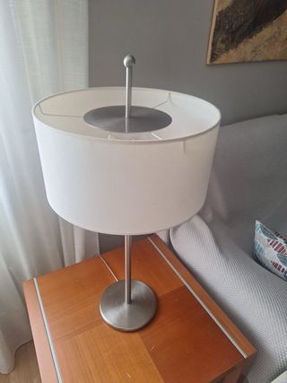 Mesa auxiliar madera y lámpara salón