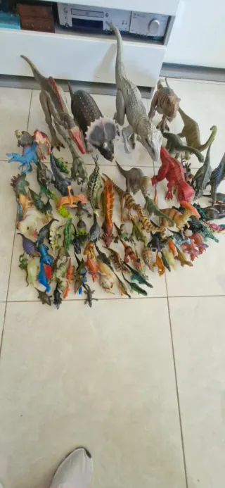 Lote de dinosaurios de juguete