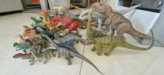 Lote de dinosaurios de juguete