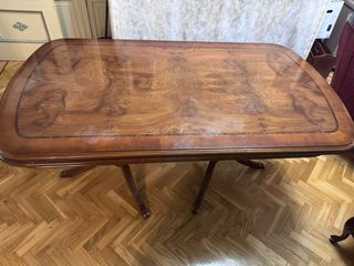 Mesa de comedor clásica de madera