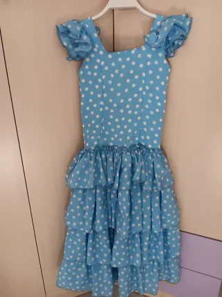 Traje de flamenca azul con lunares blancos