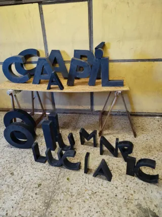 Letra A metálica decorativa