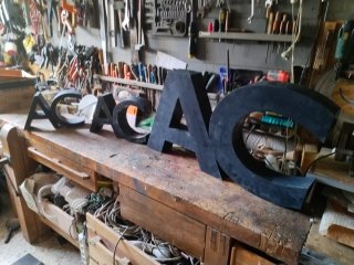 Letra A metálica decorativa