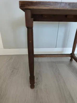 Mesa auxiliar antigua decorada