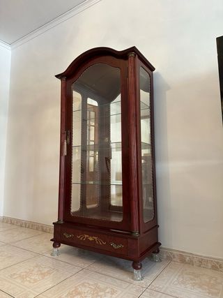 Vitrina de madera y cristal