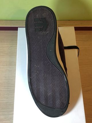 Zapatillas Etnies Moradas y Negras