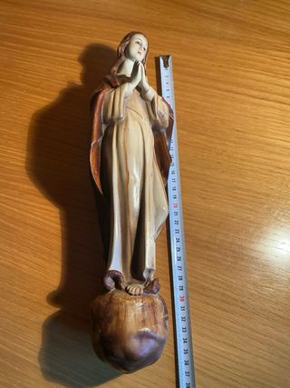 Virgen María figura rezando